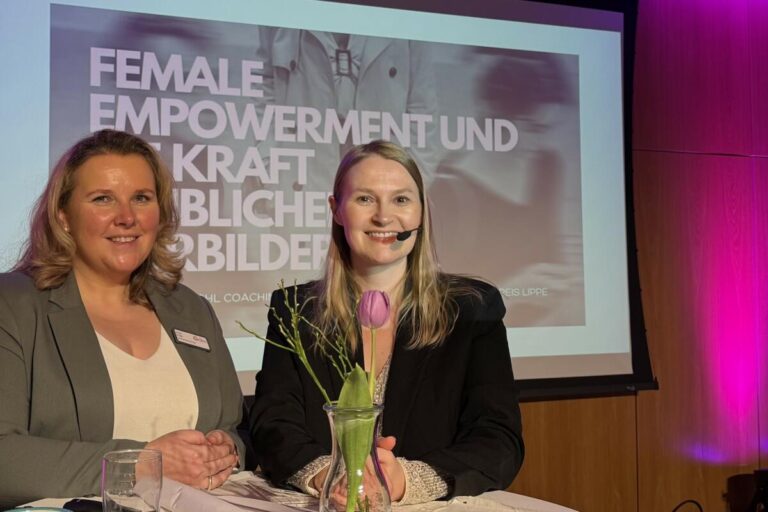 Nicole Krüger (links), Gleichstellungsbeauftragte des Kreises Lippe und Referentin Lisa Altenpohl freuen sich über den gelungenen Jahresempfang. Foto: Kreis Lippe