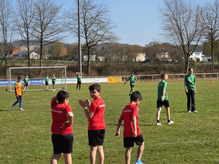 Ein starkes Zeichen setzten die Viertklässler der Schötmaraner Grundschule am Kirchplatz beim Fußballturnier unter dem Motto „1:0 für die Menschenwürde“ im Rahmen der internationalen Wochen gegen den Rassismus. Foto: © Stadt Bad Salzuflen