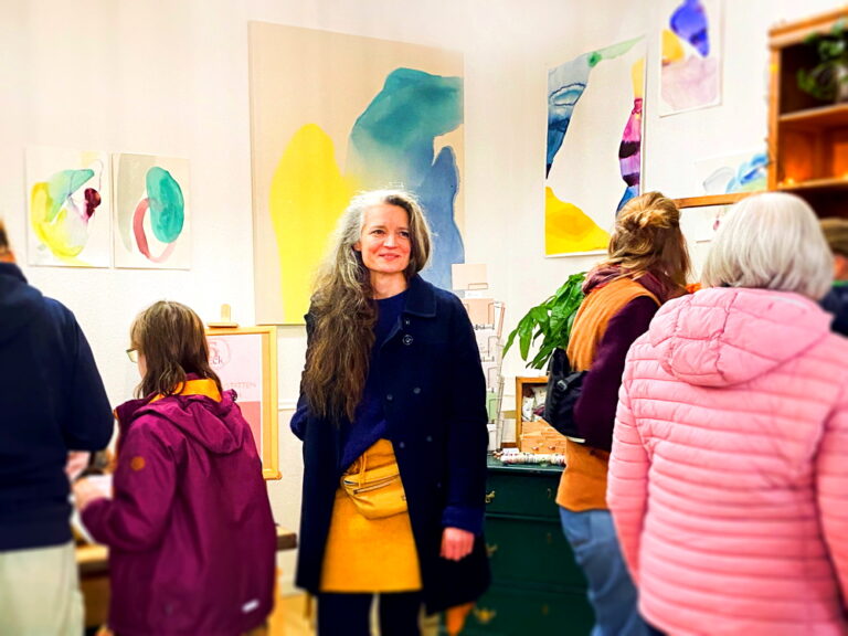 Mandy Göhler inmitten ihrer Ausstellung im „5Eck“, Bielefeld-Schildesche. Foto: © Mandy Göhler