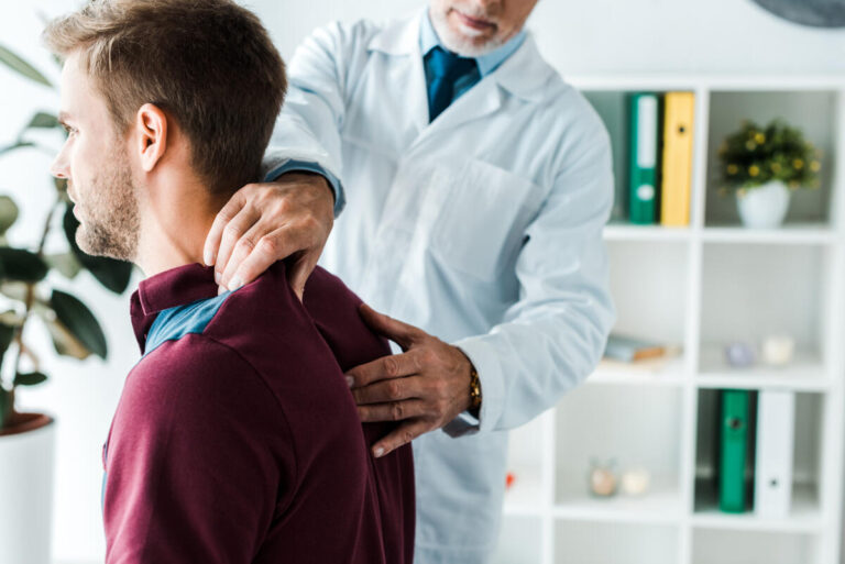 Der Krankenstand bei den rund 61.000 bei der AOK NordWest versicherten Arbeitnehmenden im Kreis Lippe und Bielefeld lag 2024 das dritte Jahr in Folge auf Rekordniveau. Foto: AOK/colourbox/hfr