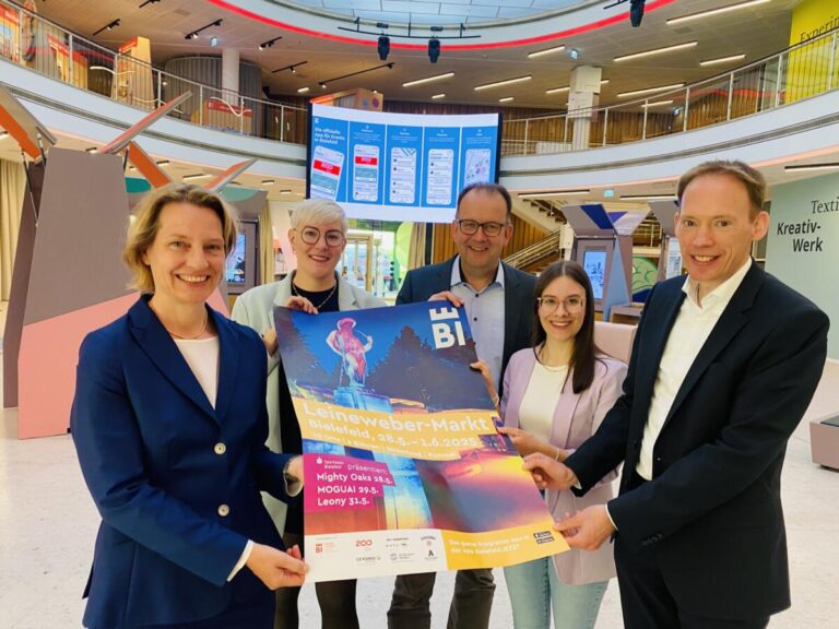 Jennifer Erdmann (l.) und Dr. Jörn Stöppel (r.) von der Sparkasse Bielefeld und Katharina Schilberg, Martin Knabenreich und Leonie Klau (v. l.) von Bielefeld Marketing präsentieren die Top-Acts und das gesamte Programm für das beliebte Stadtfest in der Bielefelder Innenstadt. 	Foto:© Bielefeld Marketing GmbH
