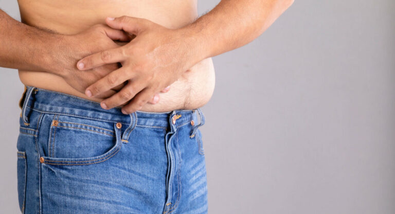 Zu den Ursachen, die meistens zu einer Fettleber führen, zählen neben falscher Ernährung Bewegungsmangel, Übergewicht oder eine bestehende Diabetes-Erkrankung. Foto: AOK/colourbox/hfr