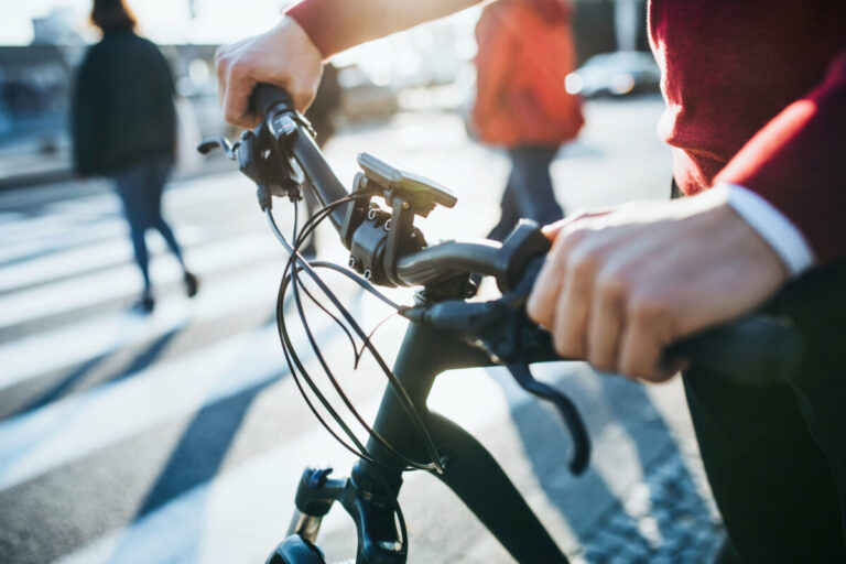 Viele Menschen in Bielefeld schonen ihren Geldbeutel und die Umwelt, indem sie mit dem Fahrrad zur Arbeit fahren. Ab sofort sind die Teilnahmeunterlagen für ‚Mit dem Rad zur Arbeit‘ im Internet abrufbar. Foto: AOK/colourbox/hfr