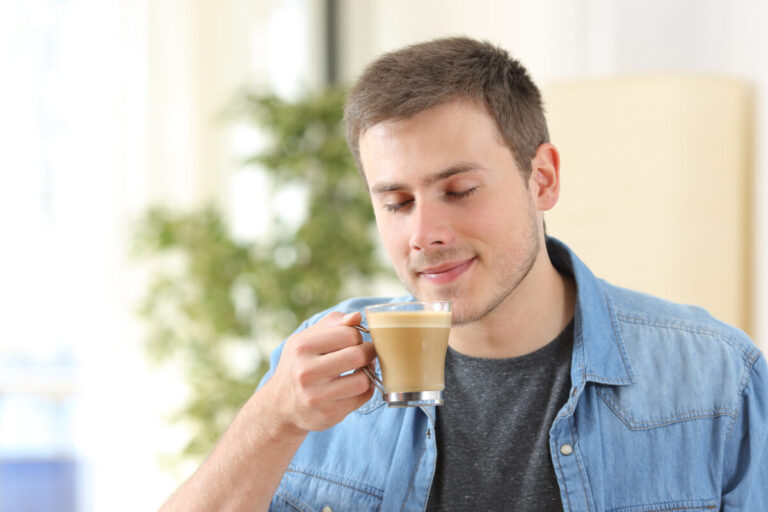 Wenn der Cappuccino am Nachmittag mit Bauchschmerzen oder Übelkeit endet, kann es an einer Laktoseintoleranz liegen. Foto: AOK/Colourbox/hfr
