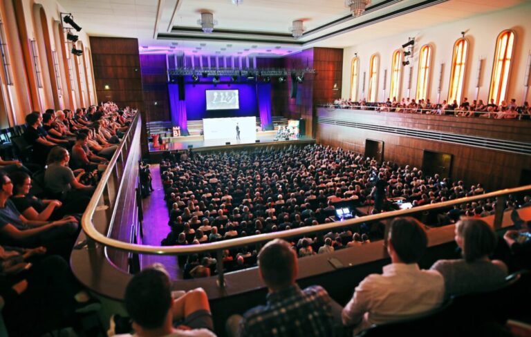 „180 Sekunden auf der großen Bühne: Das Deutschland-Finale in der Bielefelder Rudolf-Oetker-Halle gilt weltweit als größte FameLab-Veranstaltung.“ Foto: Wissenswerkstadt/Sarah Jonek