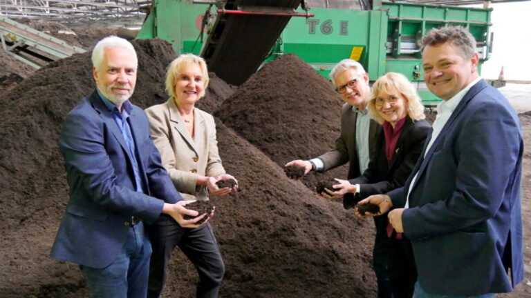 Thorsten Aust (Geschäftsführer der Abfallbeseitigungs-GmbH Lippe (ABG)), Dr. Ute Röder, Bert Schuhmacher (BezREg Detmold), Beatrix Wallberg und Martin Adamski präsentieren Kompost. Foto: © Kreis Lippe