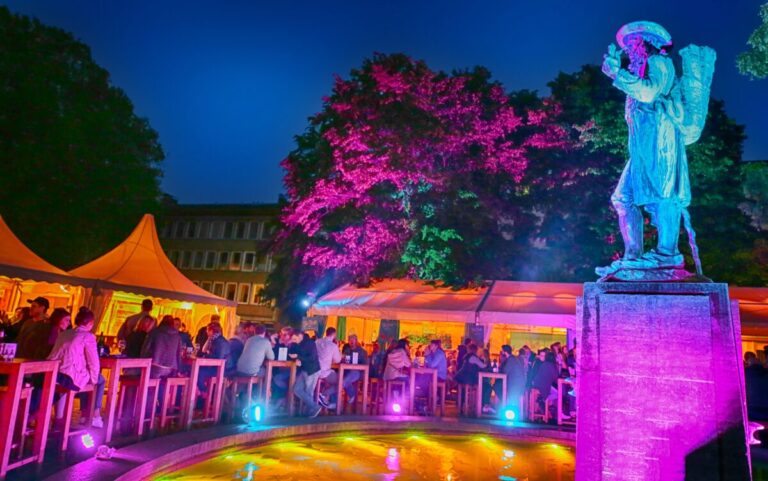 Traditionsveranstaltung seit Jahrzehnten und größtes Volksfest der Region: der Leineweber-Markt zieht alljährlich Hunderttausende in die Bielefelder Innenstadt.

Foto: Bielefeld Marketing GmbH / S. Jonek