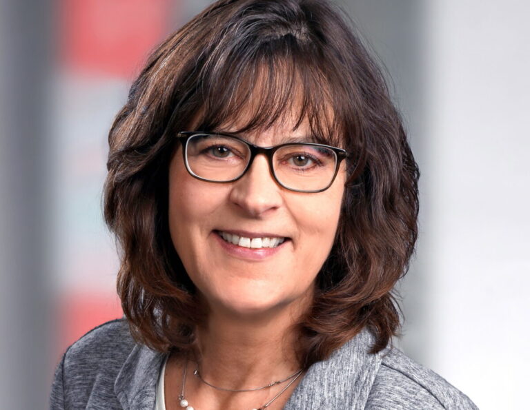 Brigitte Dörhöfer, Leiterin, informierte über die Arbeitsschwerpunkte 2024 der Verbraucherzentrale in Detmold. Foto: © Verbraucherzentrale NRW