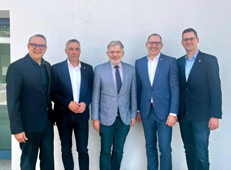 (v.l.): Lemgos Bürgermeister Markus Baier, Bad Salzuflens Bürgermeister Dirk Tolkemitt, DRK-Präsident Dr. Reiner Austermann, DRK-Vorstand Klaus Jürgen Wolf und Lages Bürgermeister Matthias Kalkreuter bringen die Pläne für neue Medizinische Versorgungszentren zur Stärkung der haus- und kinderärztlichen Versorgung voran. Foto: © Stadt Lemgo