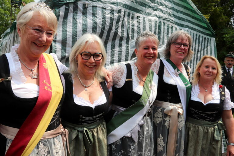 Ein munteres Quintett (v.l.): die Ehrendamen Annette Bäcker und Renate Rüter, Kronprinzessin Heike Wörmann, Schützenkaiserin Petra Zurheide und Thronadjutantin Karin Fortnagel. Foto: Knut Dinter