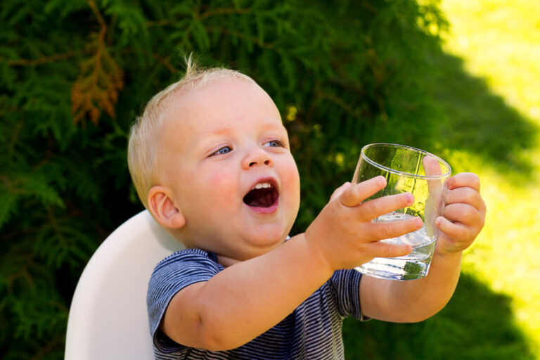 Kleinkinder und Babys brauchen bei Hitze mehr Flüssigkeit, daher ist regelmäßiges Trinken an warmen Tagen im Kreis Lippe besonders wichtig. Foto: AOK/Colourbox/hfr