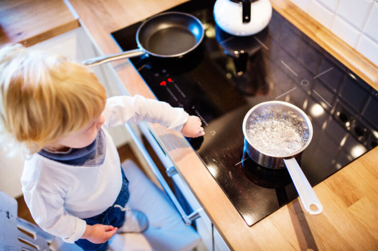 Die AOK warnt zum Tag der Kindersicherheit am 10. Juni: Im Haushalt lauern zahlreiche Gefahren für Kinder: Verbrennungen gehören zu den typischen Unfällen. Foto: AOK/Colourbox/hfr
