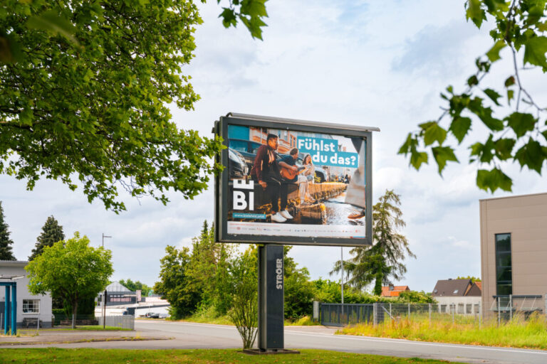 Nicht nur in den sozialen Medien, sondern auch auf großformatigen Plakaten im Stadtbild fragt Bielefeld Marketing: Fühlst du das? Foto: Bielefeld Marketing GmbH, Tim Fröhlich