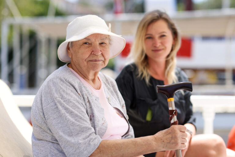 Eine gemeinsame Reise mit Pflegeperson und der oder dem zu Pflegenden mit gemeinsamen Erlebnissen in neuer Umgebung macht bei guter Vorbereitung Spaß und kann der Beziehung guttun. Foto: AOK/Colourbox/hfr