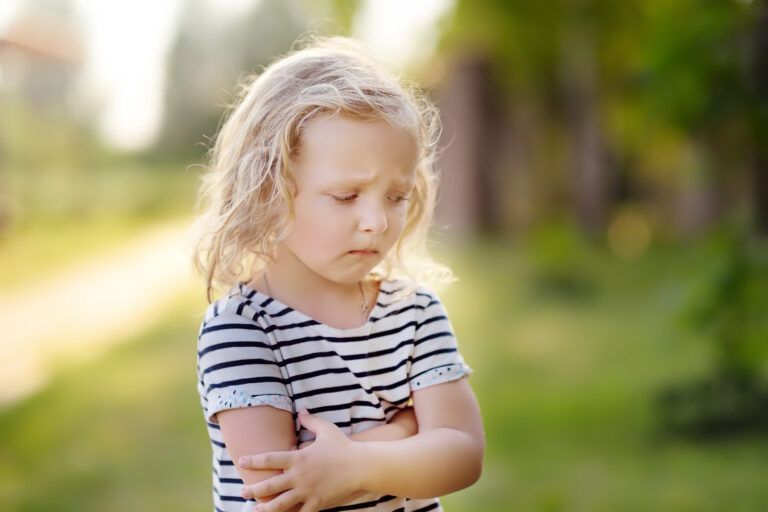 Auch im Kreis Westfalen-Lippe sind immer mehr Kinder von Ängsten wegen Tod, Scheidung, Mobbing, Pandemie oder Klimawandel und Leistungsangst betroffen. Der Online-Coach ‚Kinderängste‘ hilft Eltern, Sorgeberechtigten und anderen Bezugspersonen. Foto: AOK/Colourbox/hfr