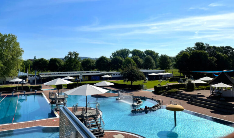 Das Zephyrus Discoteam verwandelt das Bega Bad in eine große Spiel- und Spaßzone im und neben dem Wasser. Foto: © Stadtwerke Bad Salzuflen
