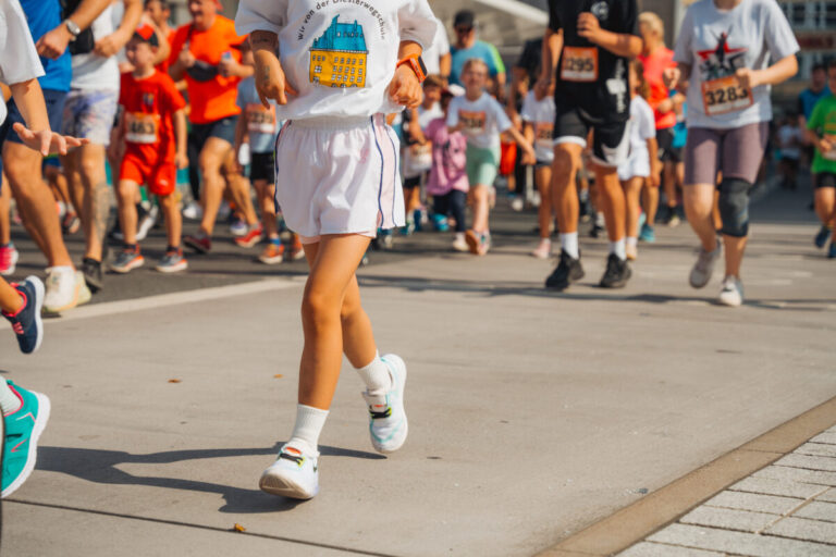 Für den  „moBiel Schülerlauf“ (2,8 Kilometer) können Grundschulen und weiterführende Schule ihre Klassen bis zum 24.8.2025 anmelden. Die Schulen mit den meisten Teilnehmenden werden prämiert. Foto: Bielefeld Marketing, Tim Fröhlich