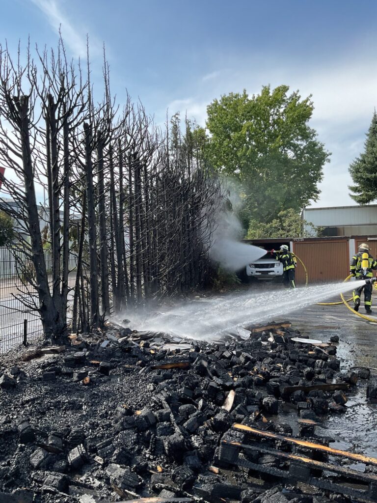 Akute Gefahr eines Übergreifens auf eine angrenzende Garagen, in der ein PKW abgestellt war. Foto: Feuerwehr Leopoldshöhe
