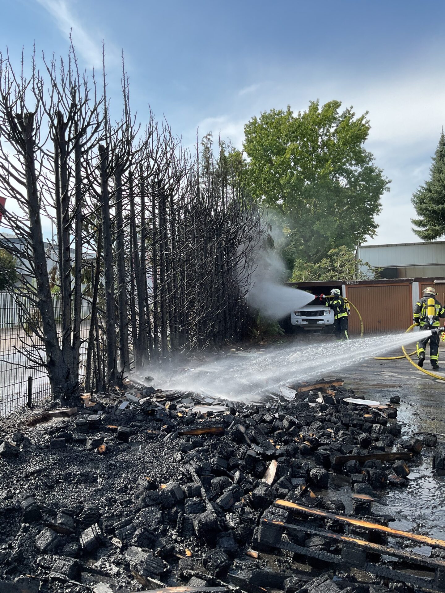 Akute Gefahr eines Übergreifens auf eine angrenzende Garagen, in der ein PKW abgestellt war. Foto: Feuerwehr Leopoldshöhe