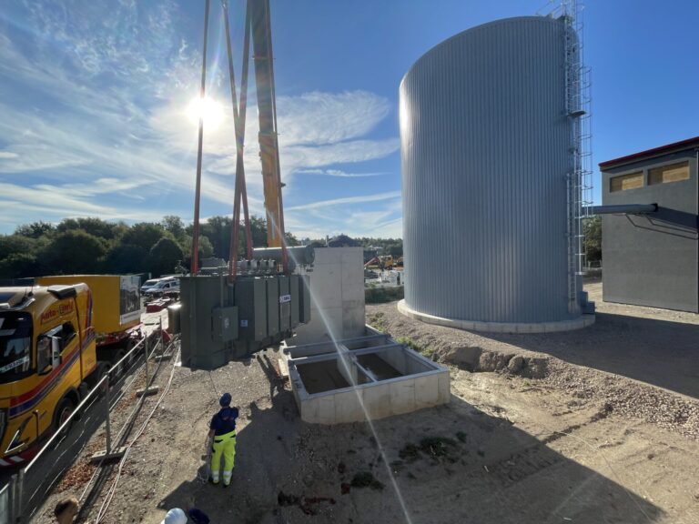 Transformator wird per Kran in die Trafostation gehoben. Foto: © Stadtwerke Bad Salzuflen