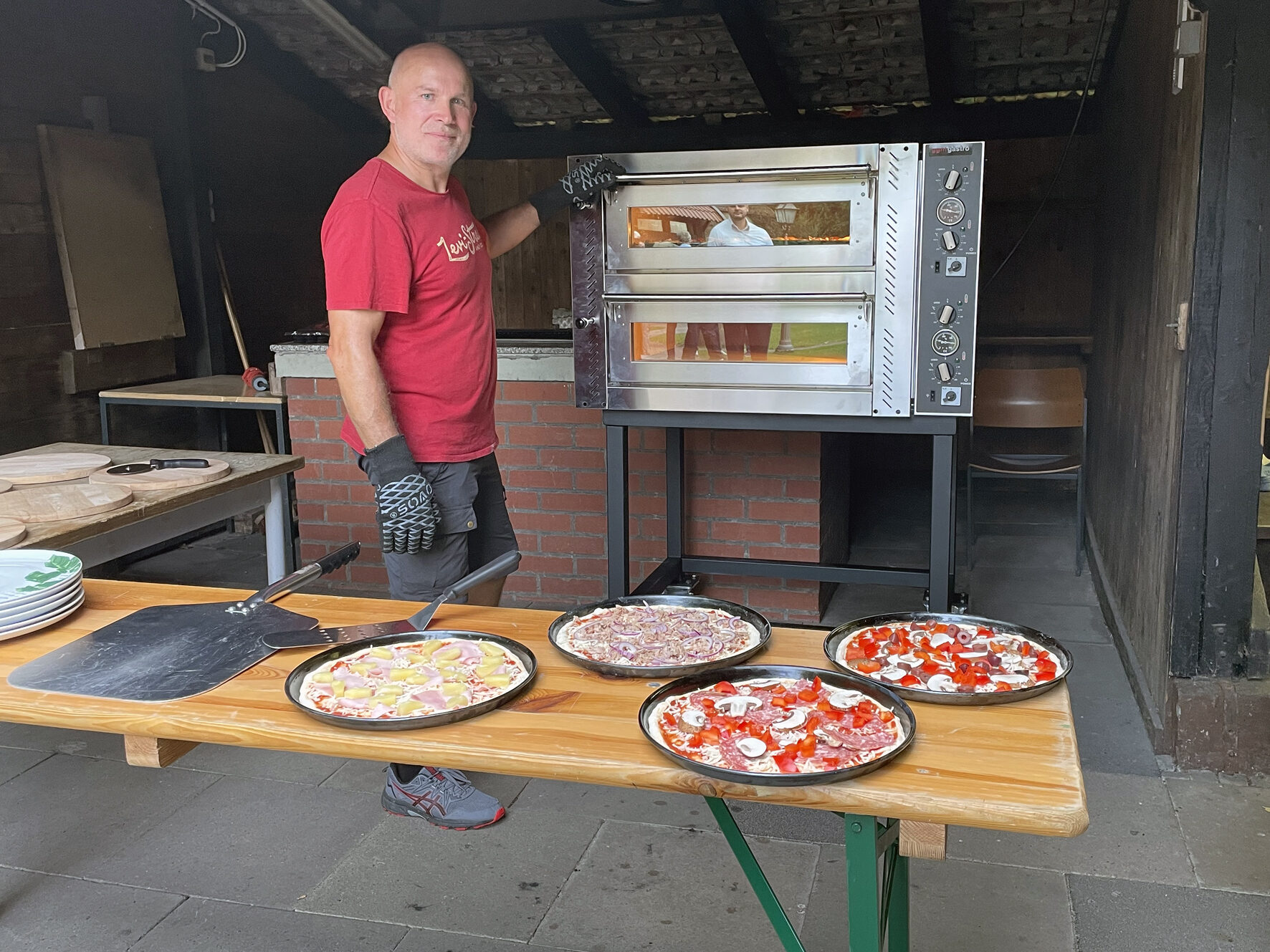 Das neueste Leader Projekt auf dem Heimathof: Thomas Bandt backt die ersten Pizzen im neuen Ofen.
