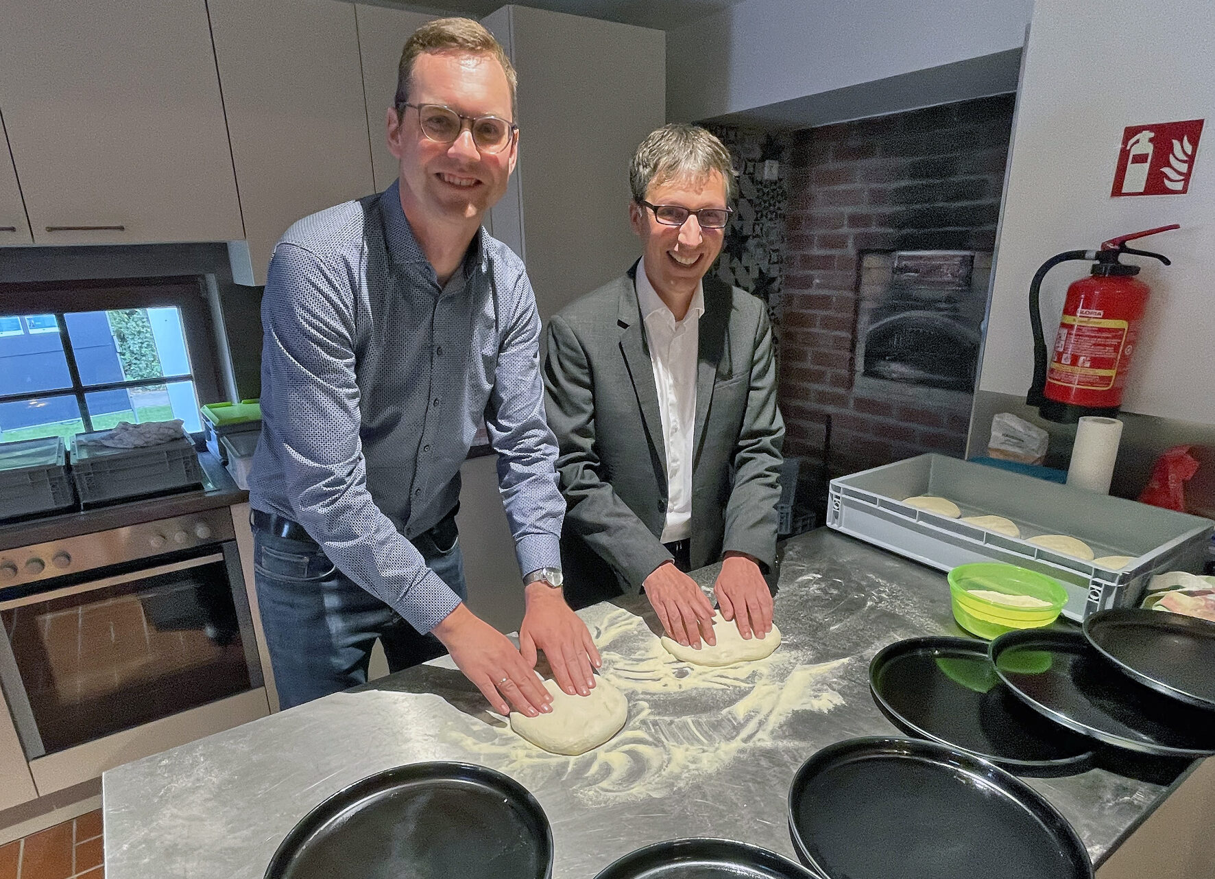 Bürgermeister at Work: Matthias Kalkreuter und Martin Hoffmann bereiteten die ersten Pizzen für die Gäste vor.