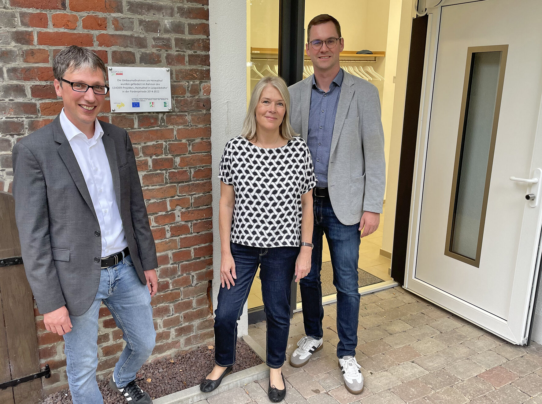 Aus Leader-Mitteln entstand auch der Barrierefreie Anbau am Heimathof. (v.l.): Martin Hoffmann, Susanne Weishaupt und Matthias Kalkreuter.