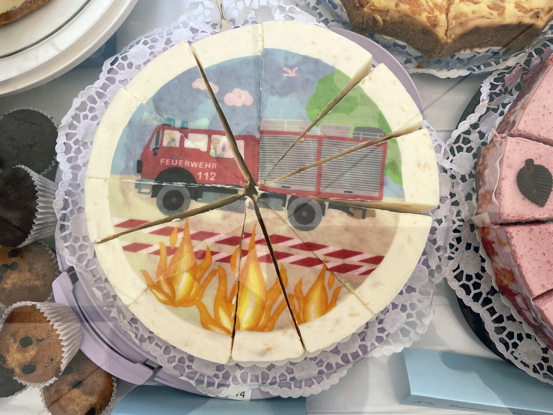 Am Kuchenbuffet wartetet auch diese besondere Jubiläumstorte.