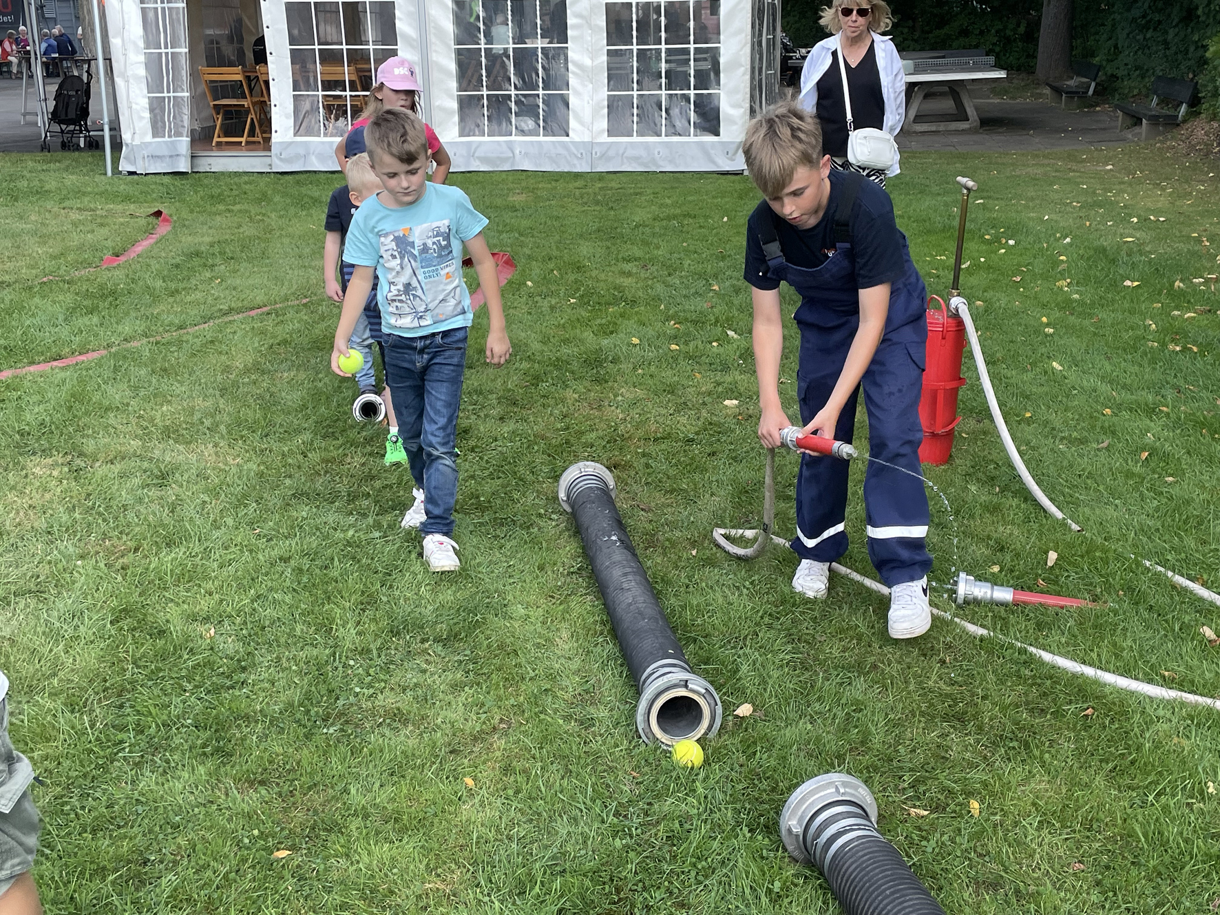 Die Mitglieder der Kinderfeuerwehr luden zu Spielen mit dem Feuerwehrmaterial ein.