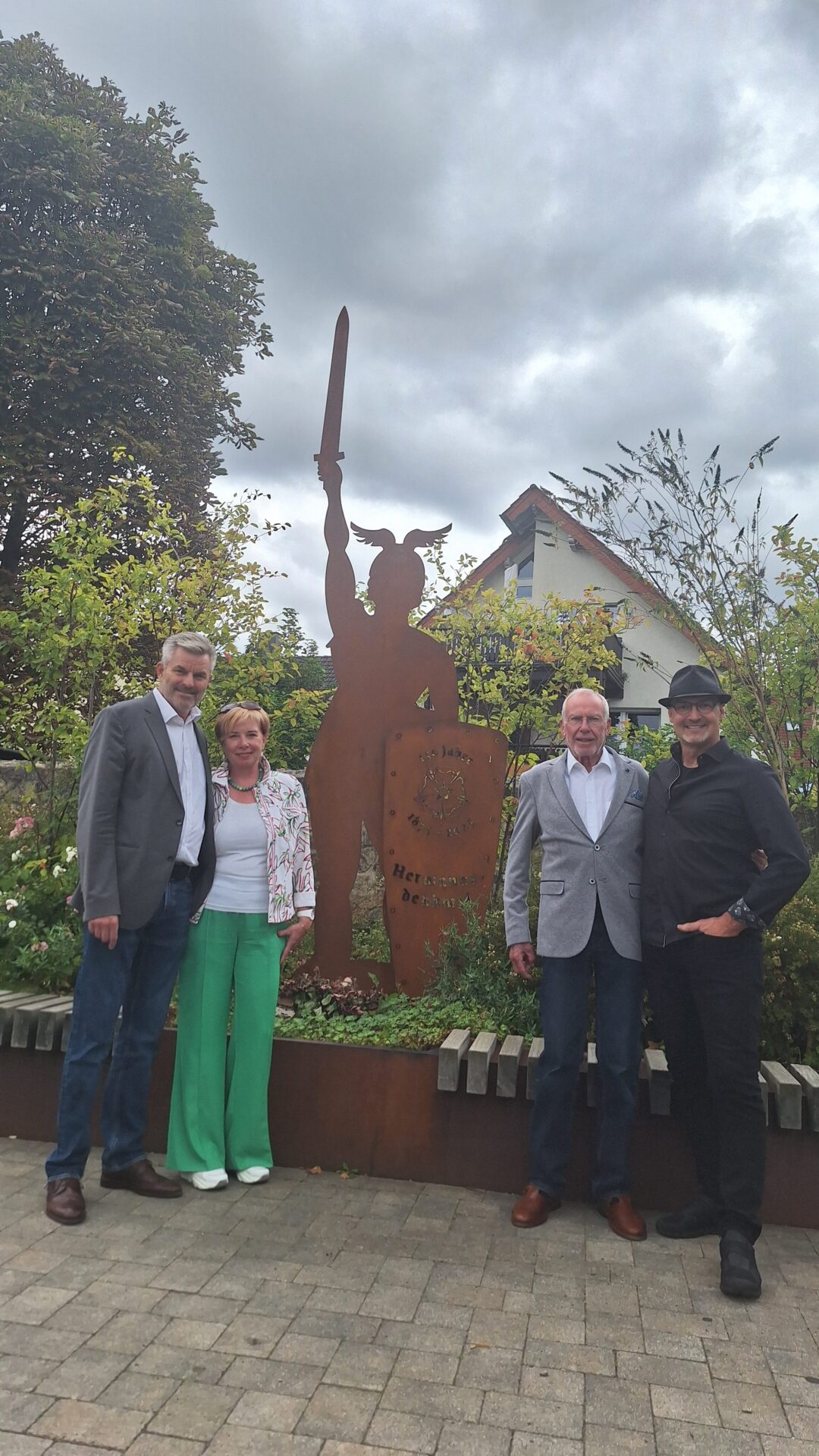 Bürgermeister Dirk Becker, Franziska und Frank-Michael Teckentrup und Künstler Hans Kordes vor dem Oerlinghauser „Hermann 150“.