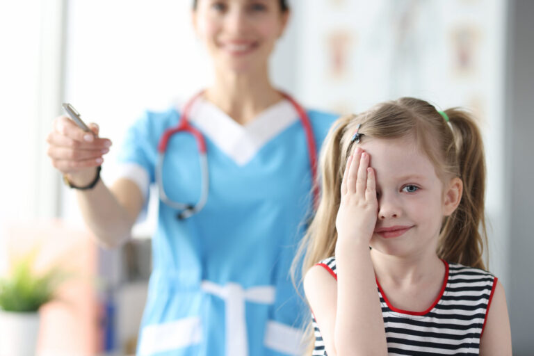 Jedes elfte Grundschulkind im Kreis Lippe und Bielefeld im Alter von sechs bis zehn Jahren bekam im vergangenen Jahr eine Brille verordnet. Foto: AOK/colourbox/hfr