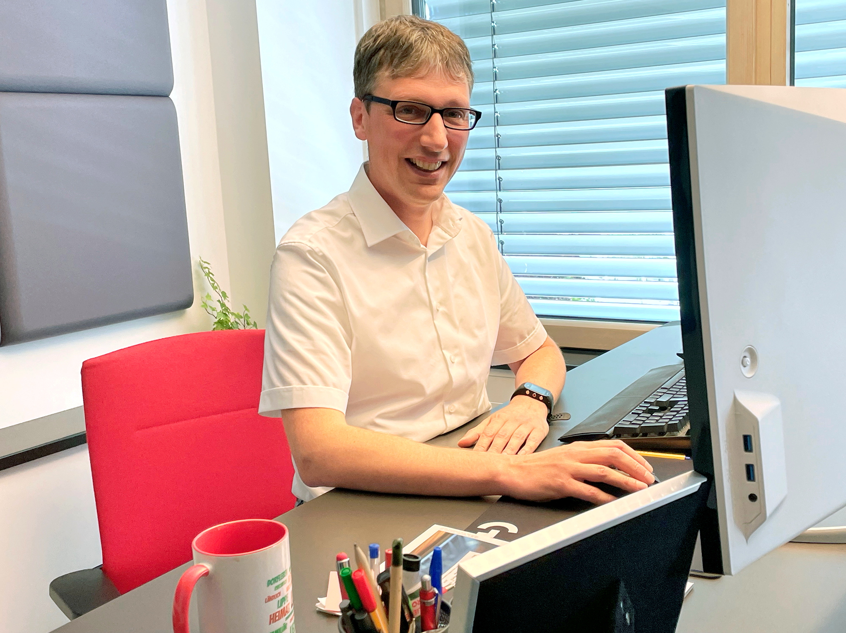Bürgermeister Prof. Dr. Martin Hoffmann, in seinem kleinen funktionalen Büro. Als Bürgermeister wird er als Kandidat der CDU, der Grünen, der FDP und seiner eigenen Partei, der SPD, zur Wiederwahl antreten. ​Foto: Reiner Toppmöller