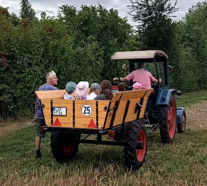 Treckerfahrt nach getaner Arbeit.