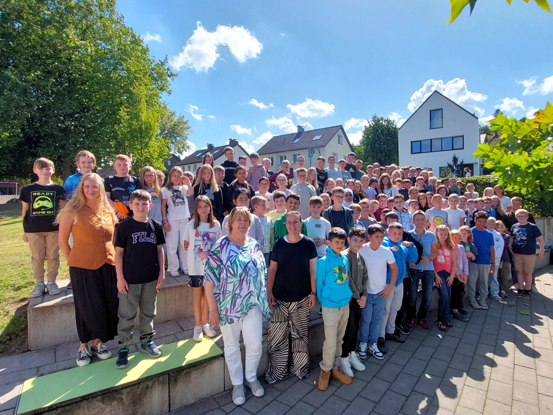 112 neue Fünftklässler konnten zu Schuljahresbeginn an der Heinz-Sielmann-Schule begrüßt werden. In einer kleinen Feierstunde hatten die Sechstklässler ein kurzweiliges Programm auf die Beine gestellt. Foto: Christian Landerbarthold