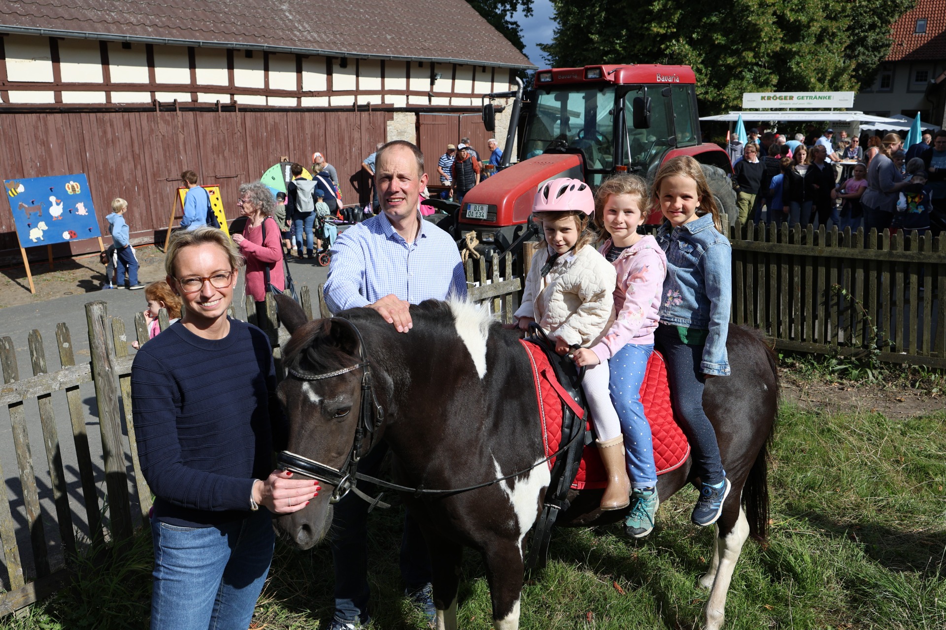 Dr. Christiana Bauer, Bernd Henrichsmeier begleiten Hanna, Rieke und Filippa auf dem Pony&nbsp;Meggy.