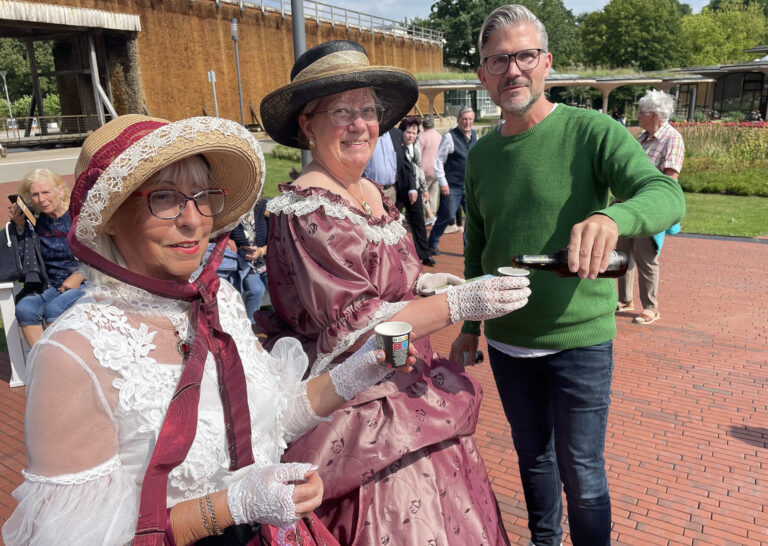 Ralf Hammacher, Fachbereichsleiter Tourismus, Gesundheit und Kultur schenkt hier zwei Damen des Blomberger Kulturvereins das neuen Helle Bier ein.