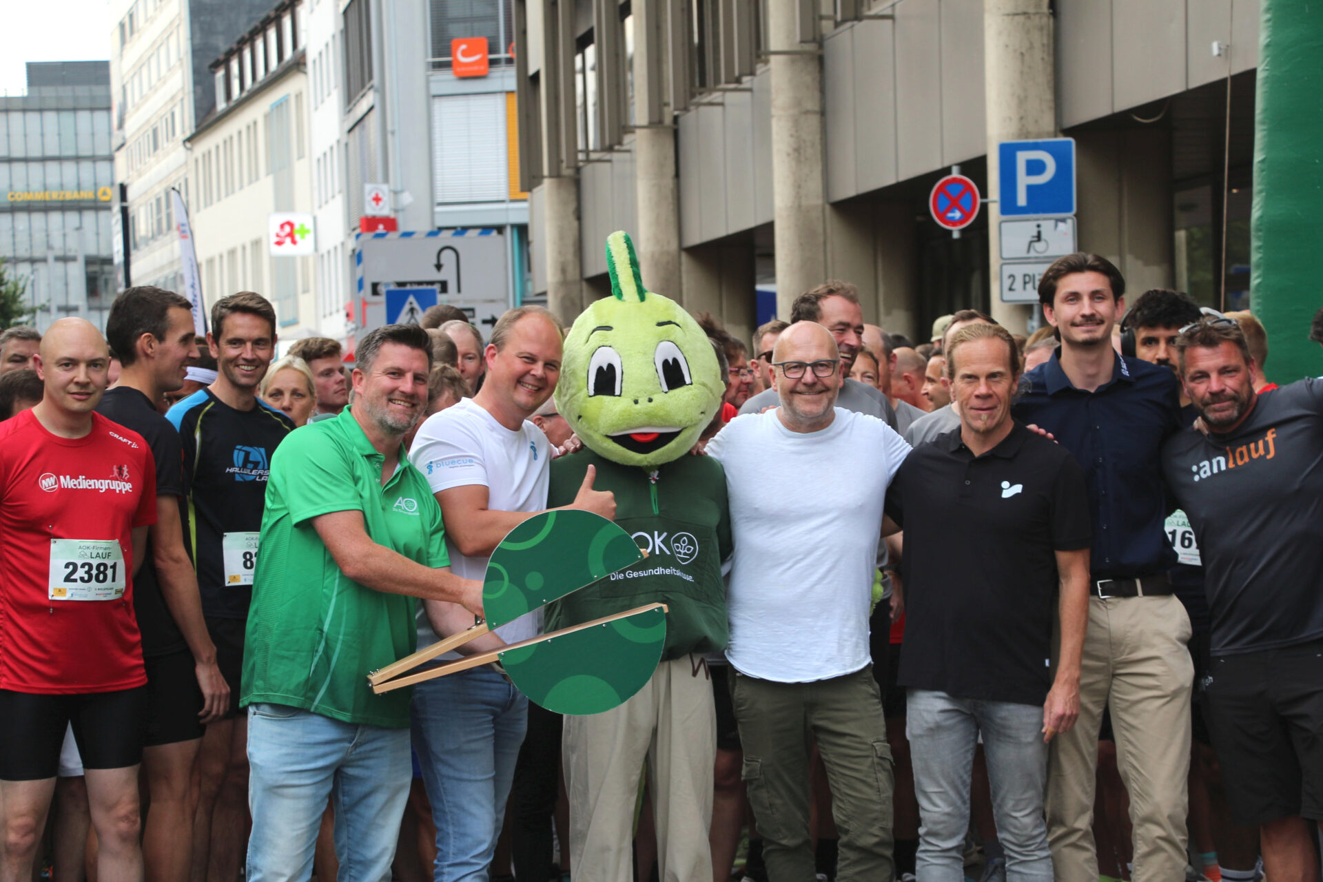 (von links): AOK-Serviceregionsleiter Matthias Wehmhöner (mit Startklappe), Nico Lüdemann (Geschäftsführer bluecue consulting), Henner Zimmat (Vors. Altstadtkaufleute), Thomas Müller (Intersport Finke), Henrick Gievert (Rewe-Markt Oleg Scheifler) und Markus Ritter vom Veranstalter :anlauf (ganz rechts im schwarzen Shirt) gaben das Startsignal zum diesjährigen 11. AOK-Firmenlauf Bielefeld. Dabei stand nicht die gelaufene Zeit im Vordergrund. Es zählte viel mehr der Teamgeist – für die Gesundheit und für das Teambuilding. Foto: AOK/hfr.