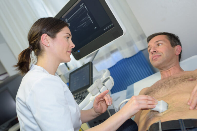 Die Krebsvorsorge wird im Kreis Lippe immer noch zu wenig genutzt. Besonders bei den Männern liegt der Wert auf einem zu geringen Niveau.  Foto: AOK/colourbox/hfr
