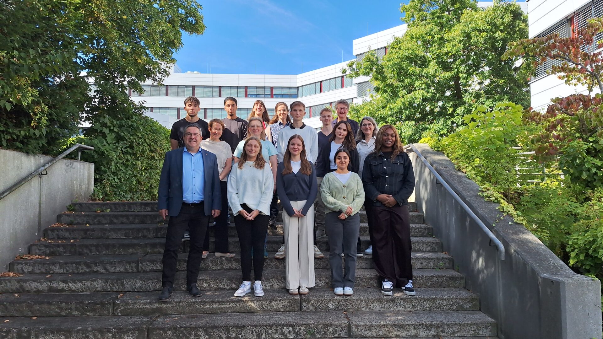 Gelungener Auftakt im Jubiläumsjahr: Landrat Dr. Axel Lehmann, Vorsitzender des Vereins Chance Ausbildung Lippe, begrüßte gemeinsam mit dem CAL-Team 13 neue Auszubildende zum Start ins Berufsjahr.Foto: Chance Ausbildung Lippe e. V.