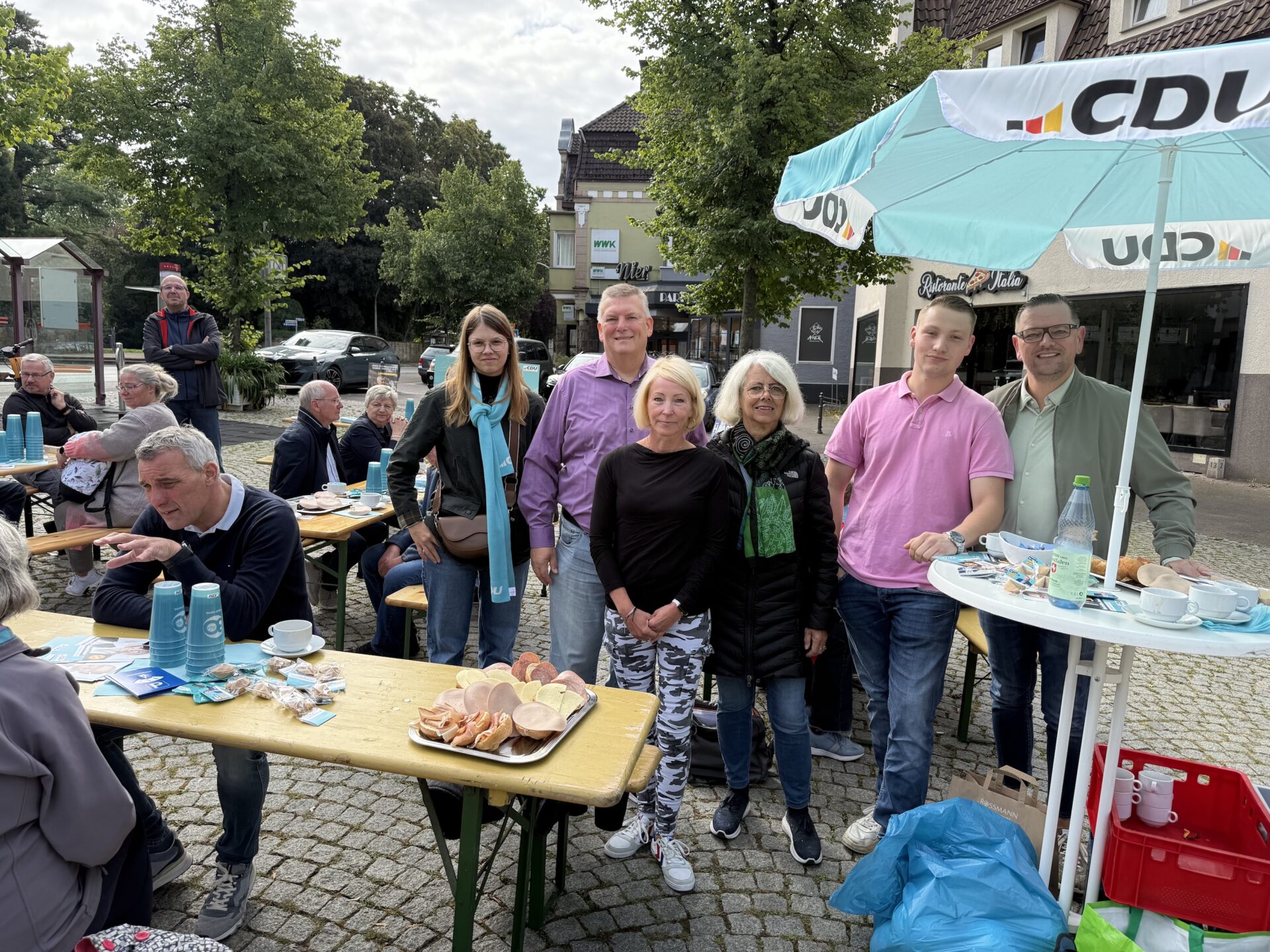 Bürgermeister Dirk Tolkemitt (links sitzend, im Gespräch)sowie die Rats- und Kreistagskandidaten Nele Reschinsky, Christian Jostes, DianeKaiser, Inge Böhnke, Ole Bexten und Maximillian Janski (stehend, von links) freuensich über die gute Resonanz beim Bürgerfrühstück. Bilder: ©CDU Bad Salzuflen