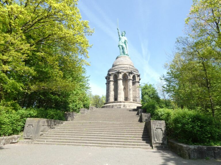 Blick von der "Bandelbank" über die Treppe auf das Hermannsdenkmal. Foto: LWL/Jakob Hofmann