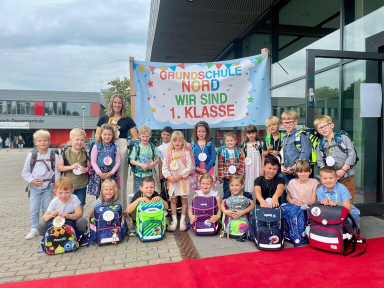 Mit Willkommensbanner und rotem Teppich wurden die neuen Schulanfänger begrüßt. Hier Klasse 1c, die Löwen mit Klassenlehrerin Frau Burmeister. Fotos: GS Leopoldshöhe Nord