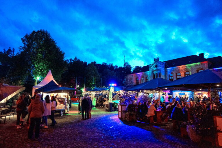Vom 12. - 14.9.2025 verwandelt sich der Oerlinghauser Rathausplatz in ein stilvolles Weindorf.