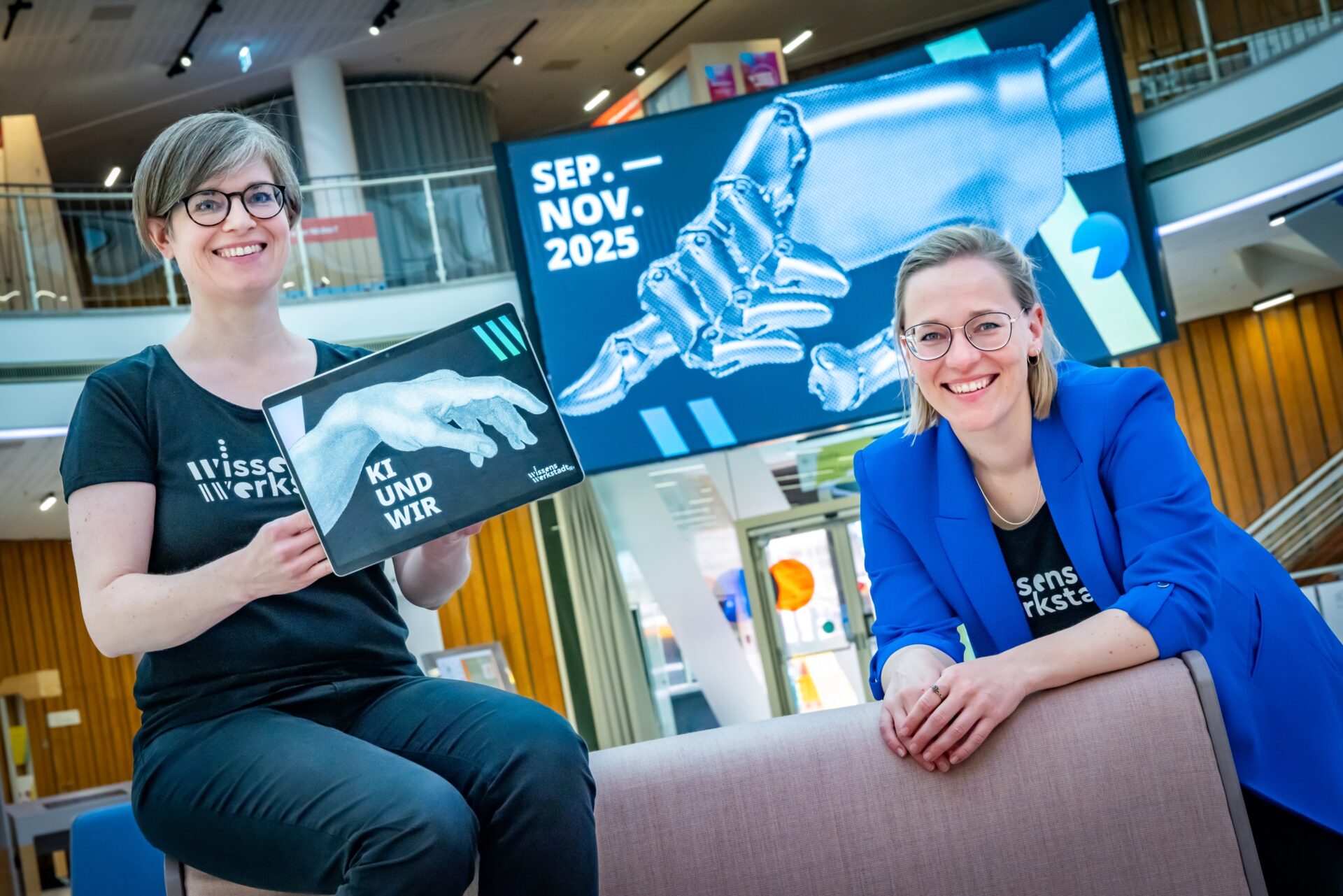 „GENIALE-Projektleiterin Maria Munzert (l.) und Gesa Fischer, Co-Leitung der Wissenswerkstadt, fiebern auf den offiziellen Start in drei Monate voller Mitmach-Angebote zum Thema Künstliche Intelligenz hin.“Foto: Wissenswerkstadt/ Sarah Jonek