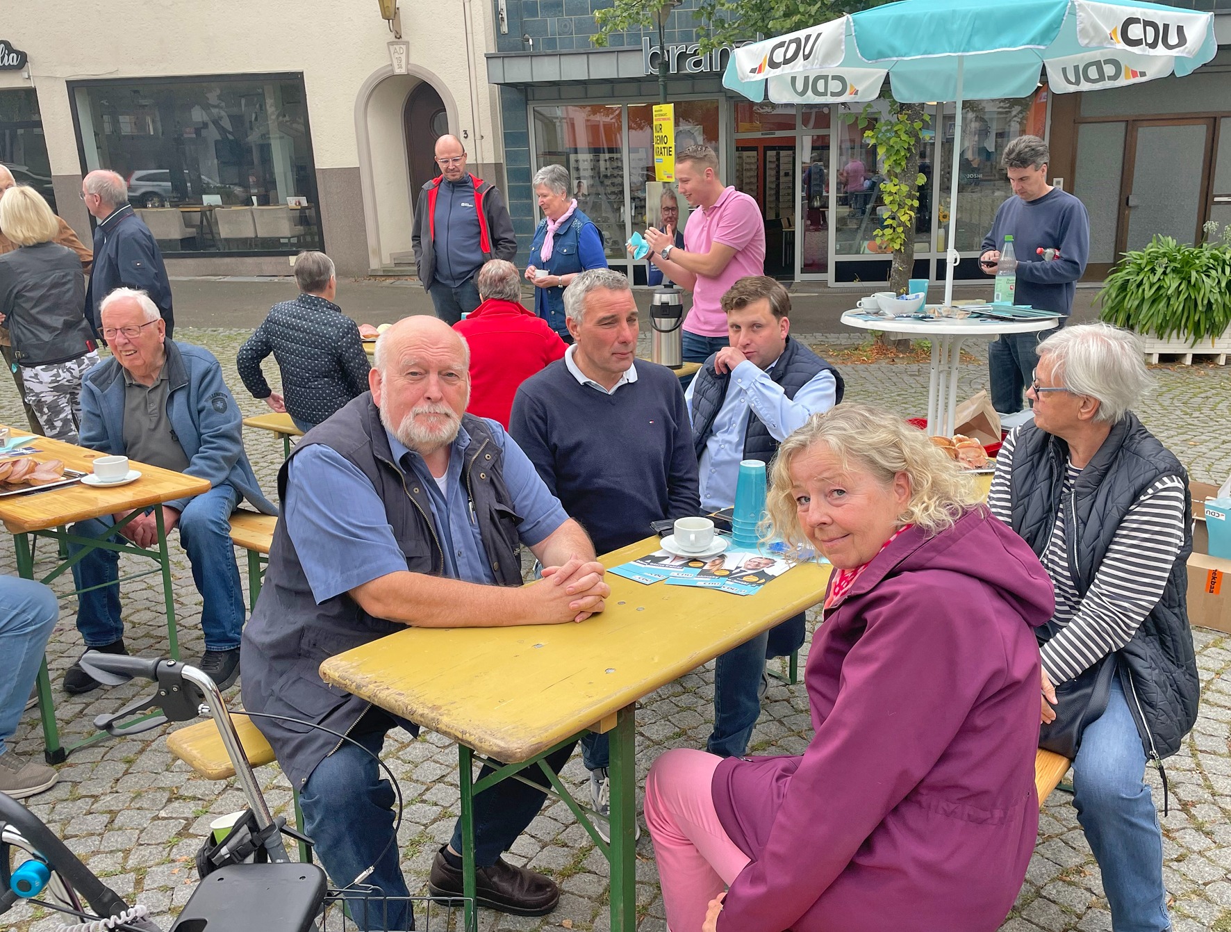 Bürgermeister Dirk Tolkemitt, Mitte, stand beim Bürgerfrühstück der CDU in Schötmar den Gästen zu Gesprächen zur Verfügung. Foto: Reiner Toppmöller