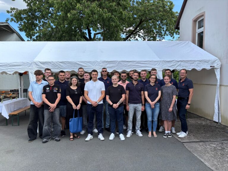 Die Teilnehmer am Kennenlerntag darunter die neuen Azubis mit ihren Familien. Foto: Privat