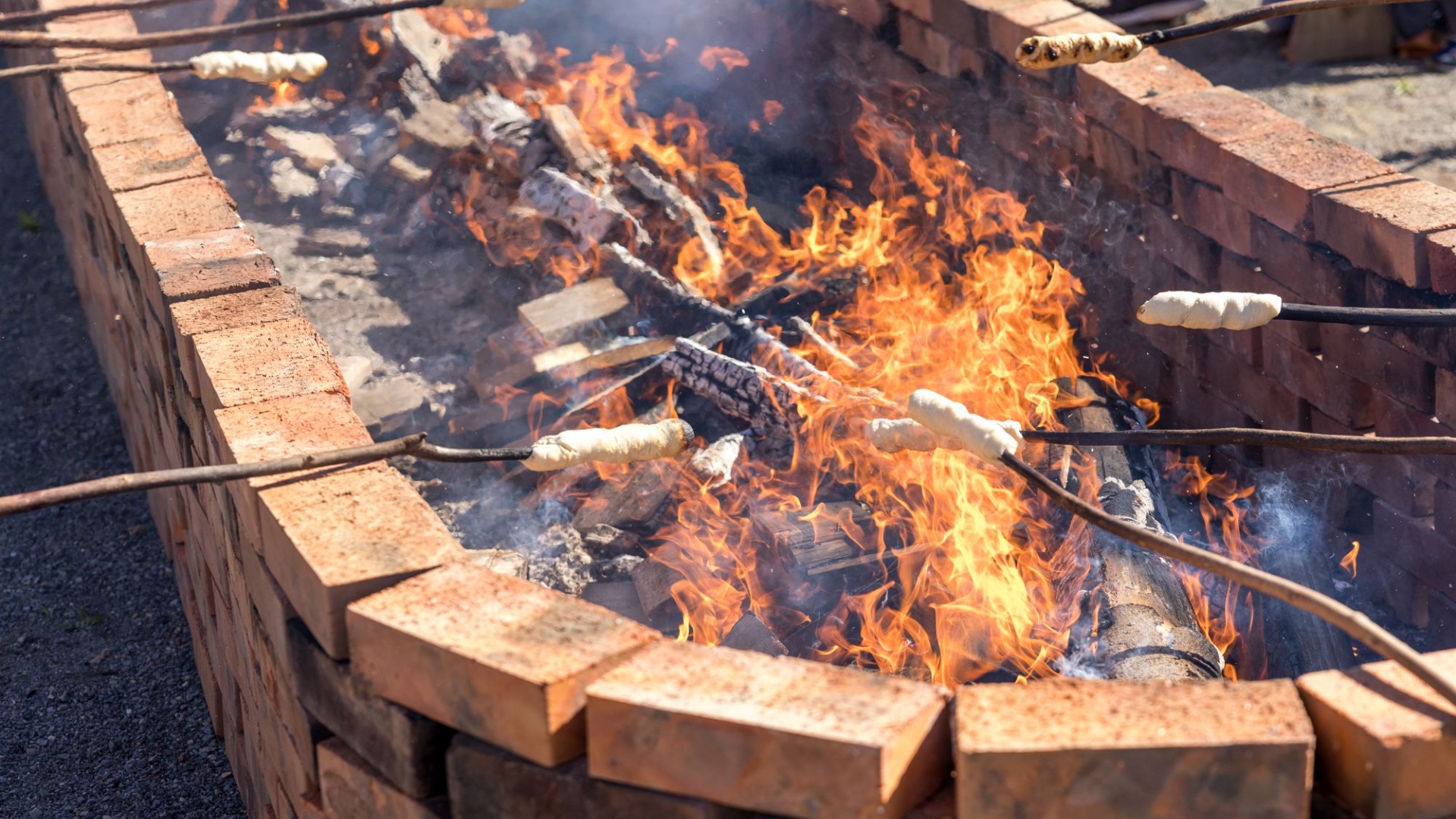 Beim Kartoffelfest wird Stockbrot am Lagerfeuer gebacken. Foto: LWL, Philipp Harms