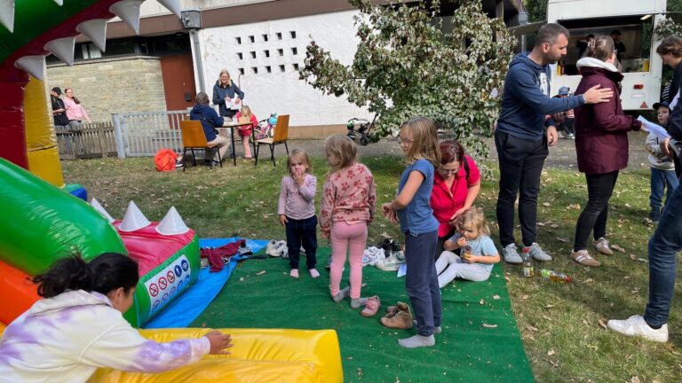 Bei der spaßigen „CVJM-Sommerolympiade“ rund um die Kirche in Lipperreihe vergnügten sich 60 Kinder bei Geschicklichkeitsspielen. Fotos: Privat