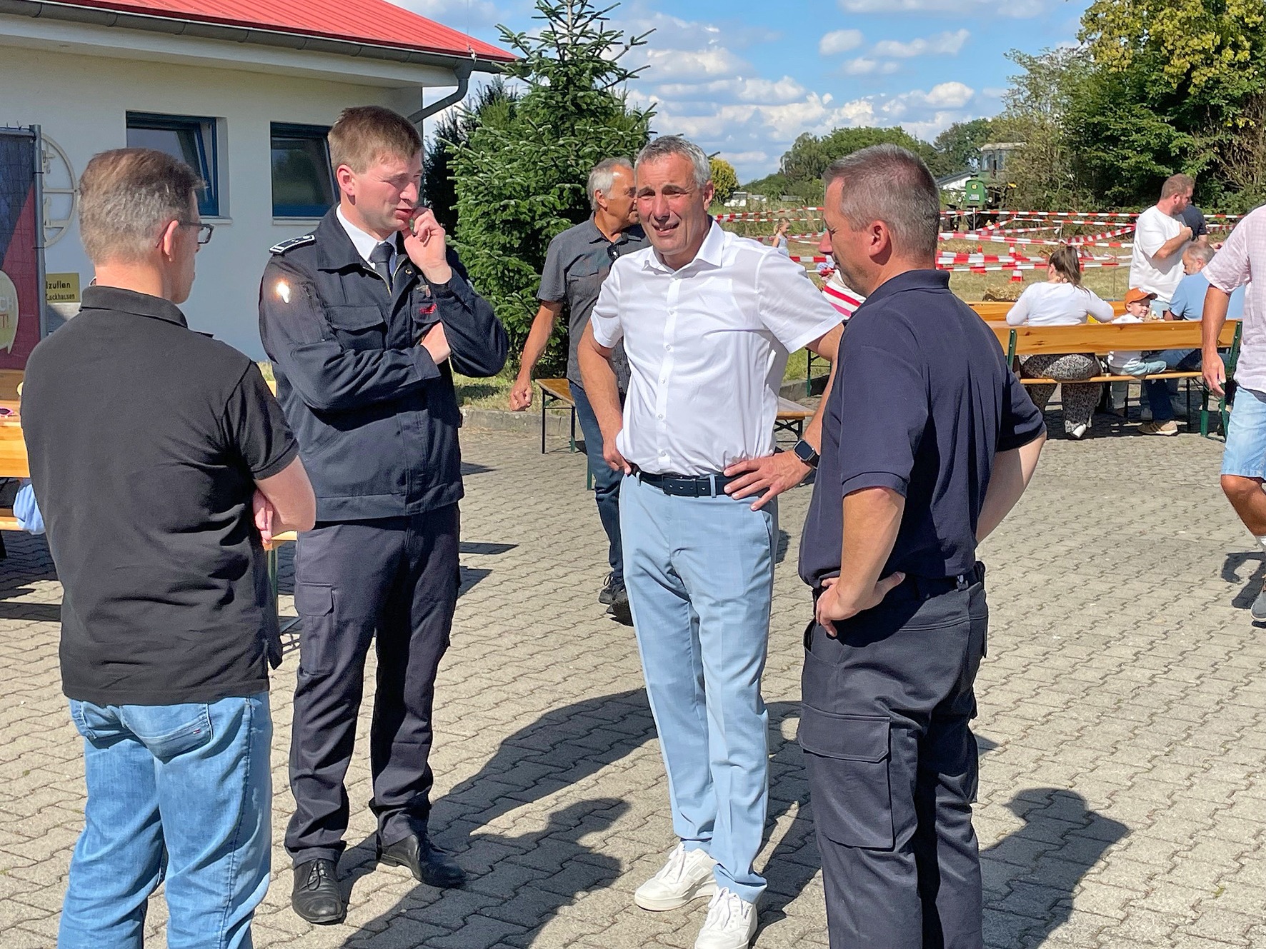 Auch Bürgermeister Dirk Tolkemitt, hier im Gespräch mit Löschgruppenführer Matthias Lampenscherf, 2.von links, war am Samstag Gast bei der Löschgruppe.