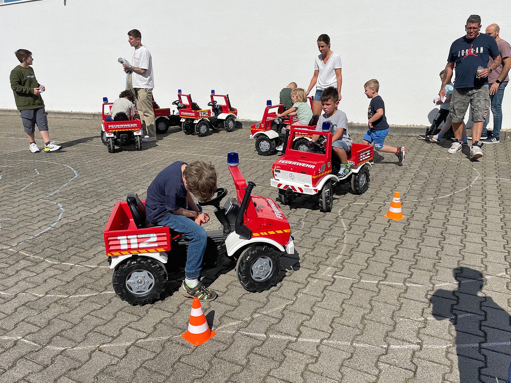 Der Parcours für die Tretautos der Kinderfeuerwehr war sehr gefragt.